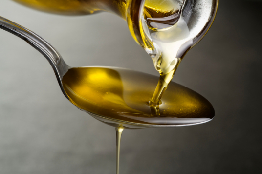 Cucharada de aceite de oliva Zayt Alma